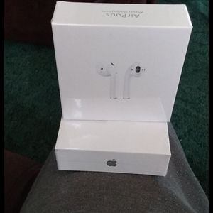2nd generation Airpods w wireless charging case